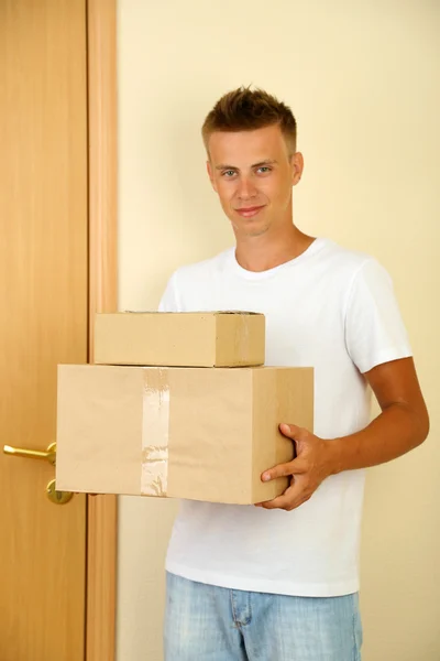 Giovane uomo di consegna con pacchi — Foto Stock