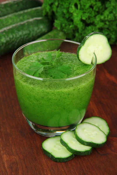 Jus de légumes verts sur table close-up — Photo