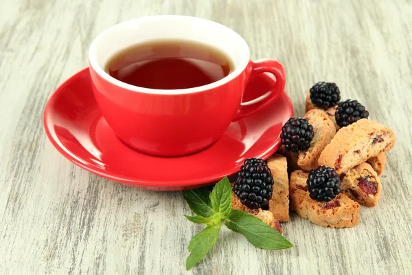 Šálek čaje s cookies a blackberry na tabulka detail — Stock fotografie