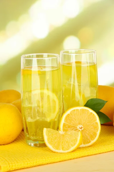 Lahodné limonády na tabulce na světlé pozadí — Stock fotografie