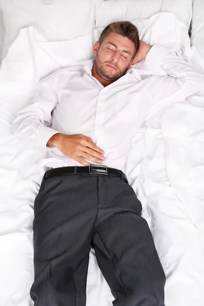 Schöner junger Mann im Bett — Stockfoto