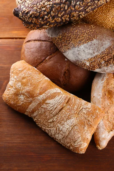 Mucho pan sobre tabla de madera —  Fotos de Stock