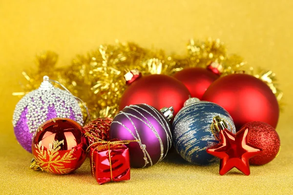Boże Narodzenie dekoracje na żółtym tle — Zdjęcie stockowe