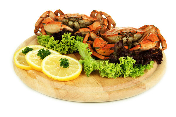 Вареные крабы на деревянной доске, изолированные на белом
