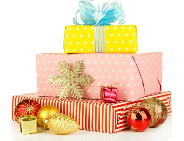 Cadeaux avec décorations de Noël, isolés sur blanc — Photo