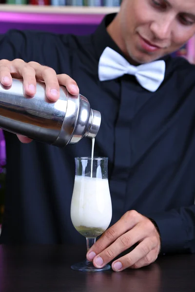 Portret van knappe barman voorbereiding cocktail in bar — Stockfoto