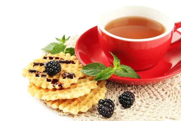 Tasse Tee mit Keksen und Brombeere isoliert auf weiß — Stockfoto