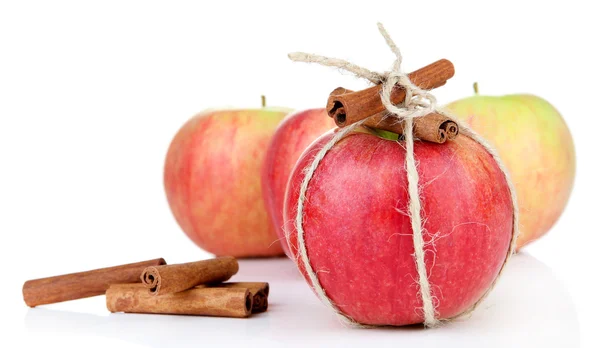 Спелое яблоко с корицей палочки изолированы на белом — стоковое фото