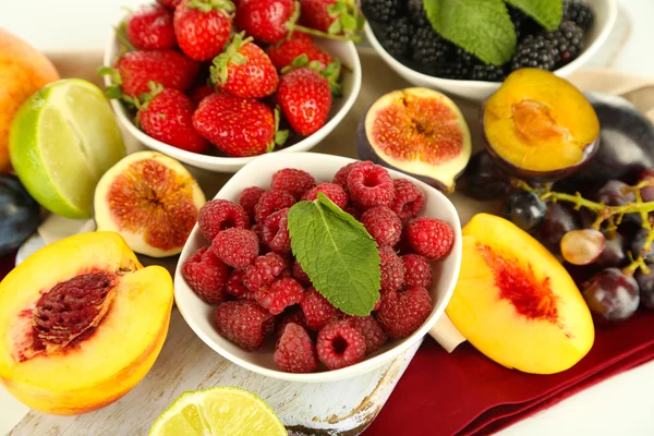 Sortiment aus saftigen Früchten und Beeren, Nahaufnahme — Stockfoto