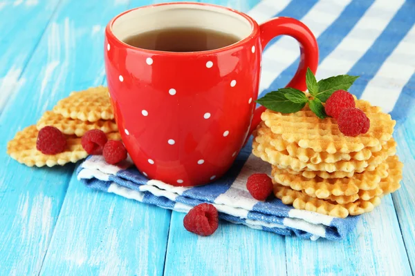 Xícara de chá com biscoitos e framboesas na mesa close-up — Fotografia de Stock