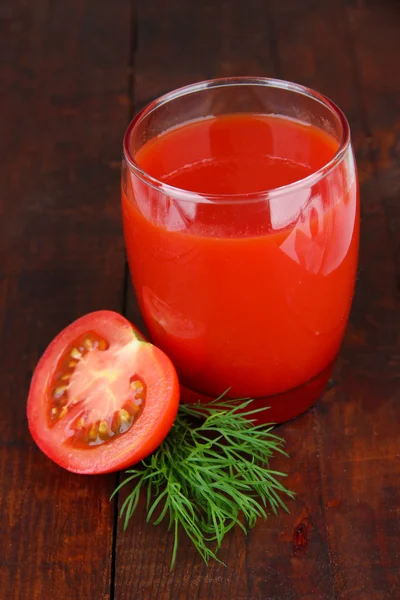 Tomato juice in glass, on wooden background — Stock Photo, Image
