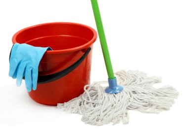 paspas, üzerinde beyaz izole, plastik kova ve lastik eldiven