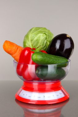 ölçeklerde gri arka plan üzerine taze sebze