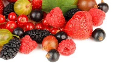 Olgun meyveler üzerinde beyaz izole