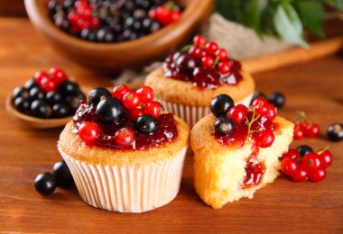 ahşap masa üzerinde meyveleri ile lezzetli muffins