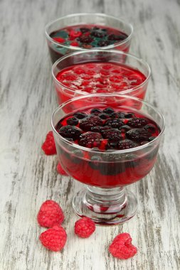 jöle tahta masada taze çilek ile yakın çekim