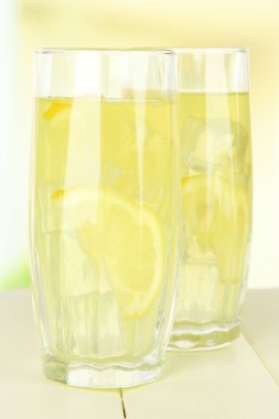 açık renkli masaya lezzetli limonata