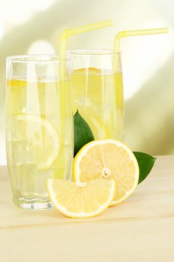 açık renkli masaya lezzetli limonata