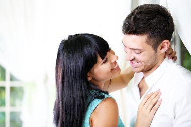 pencerenin yanında güzel genç Romantik Çift