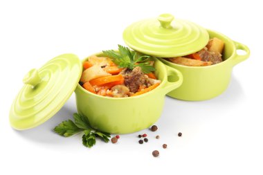 ev yapımı sığır stir fry üzerinde beyaz izole sebzeler tavada renk,