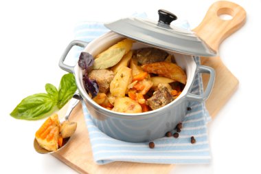 ev yapımı sığır stir fry üzerinde beyaz izole ahşap tahta üzerinde renk tavada sebze ile