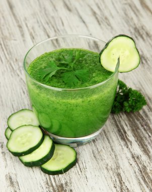 Tablo yakın çekim yeşil sebze suyu