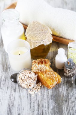 yağlar ve ahşap masa yakın çekim bal bal ve süt spa