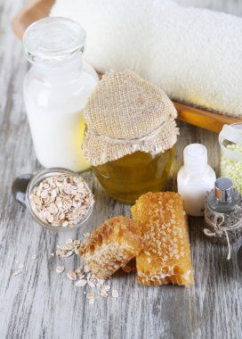 yağlar ve ahşap masa yakın çekim bal bal ve süt spa