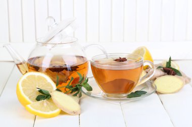 Kettle ve çay ile zencefil üzerinde açık renkli ahşap tablo