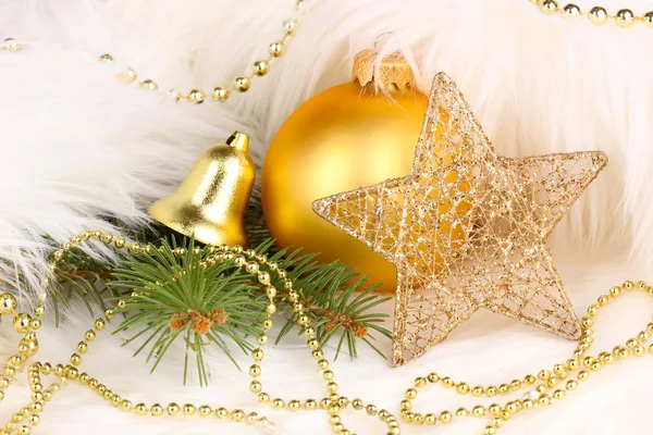 Weihnachtsdekoration in weißem Pelz — Stockfoto