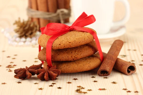 Kekse für den Weihnachtsmann: Konzeptbild von Ingwerplätzchen, Milch und Weihnachtsdekoration auf hellem Hintergrund — Stockfoto