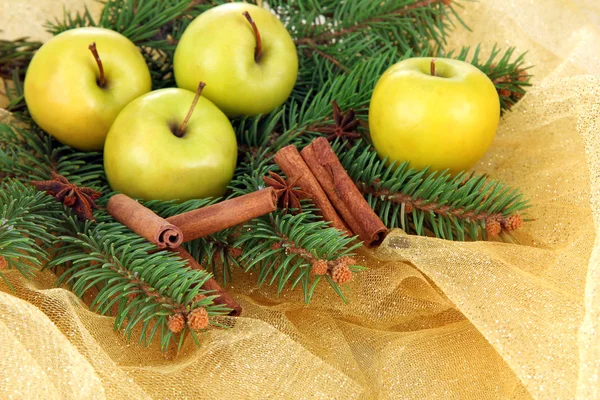 Piękna kompozycja Boże Narodzenie na złote tkaniny — Zdjęcie stockowe