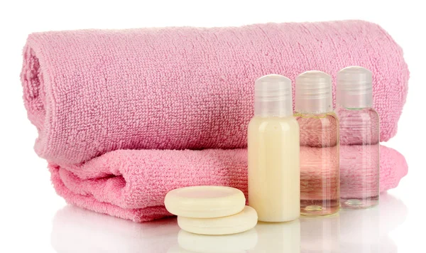 Hotel cosmetische flessen met handdoek geïsoleerd op wit — Stockfoto