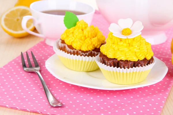 Hermosos cupcakes de limón en la mesa de comedor de cerca — Foto de Stock
