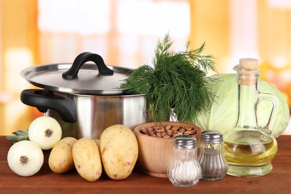 Ингредиенты для приготовления борща на столе на кухне — стоковое фото