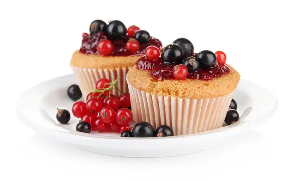 Muffins saborosos com bagas isoladas em branco — Fotografia de Stock