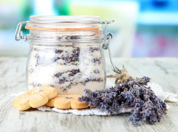 Tarro de azúcar de lavanda y flores de lavanda fresca sobre fondo brillante —  Fotos de Stock