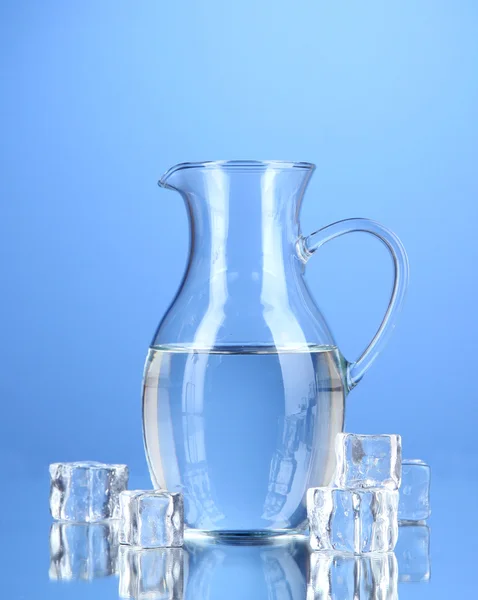 Skleněné džbán vody na modrém pozadí — Stock fotografie