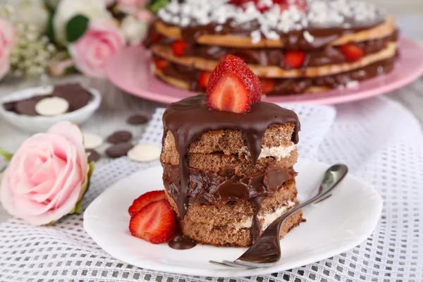 Gâteau au chocolat avec fraise sur table en bois close-up — Photo