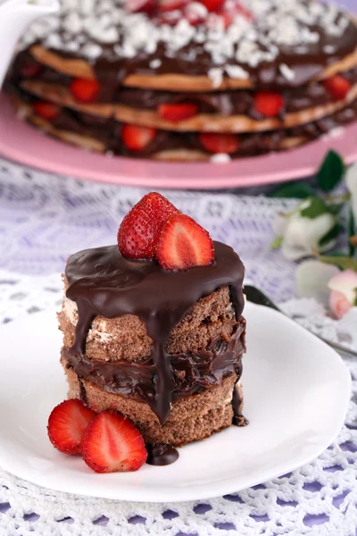 Bolo de chocolate com morango em mesa de madeira close-up — Fotografia de Stock