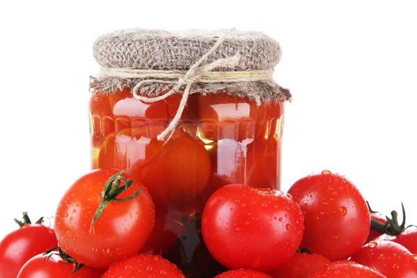 Smakelijke ingeblikte en verse tomaten, geïsoleerd op wit — Stockfoto
