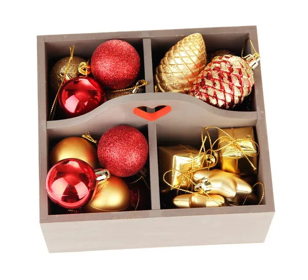 Dřevěný box s vánoční ozdoby, izolované na bílém — Stock fotografie