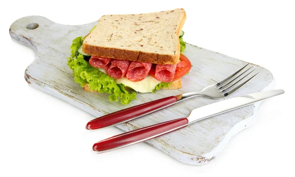 おいしいサンドイッチ サラミ ソーセージと野菜のまな板、白で隔離される上で — ストック写真