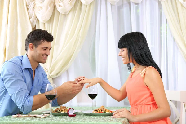 美しいカップル レストランでロマンチックな夕食 — ストック写真
