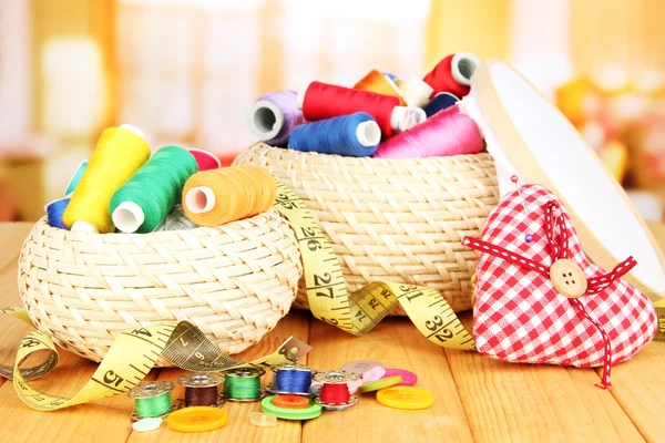 hasır sepetleri ile parlak zemin üzerine ahşap masa üzerinde iğne işi'den aksesuarlar