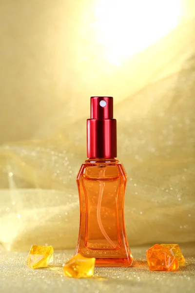 Perfume de mujer en hermosa botella sobre fondo naranja — Foto de Stock