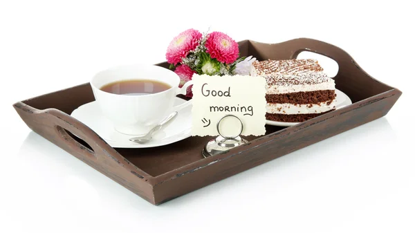 Taza de té con pasteles en bandeja de madera aislada en blanco —  Fotos de Stock