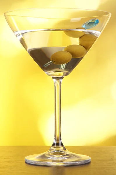 Martini with green olives on table in bar — Stock Photo, Image