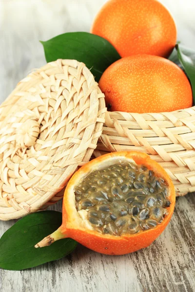 Passion fruits in wicker basket on table close-up — Stock Photo, Image