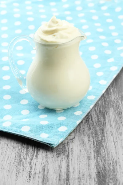 Crema agria en jarra en primer plano de la mesa —  Fotos de Stock
